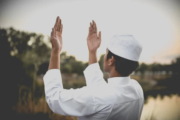 Pemuda Muslim Asia Berdoa Selama Matahari Terbenam Ramadan Konsep Festival — Stok Foto