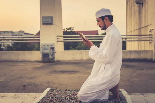 Jonge Aziatische Moslim Man Biddend Tijdens Zonsondergang Ramadan Festival Concept — Stockfoto