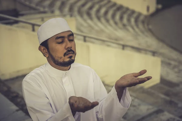 Jonge Aziatische Moslim Man Biddend Tijdens Zonsondergang Ramadan Festival Concept — Stockfoto