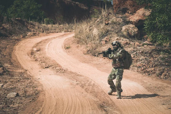 砂漠での戦争における特殊部隊の兵士 — ストック写真