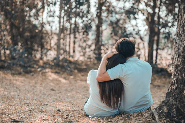 恋爱中的年轻的亚洲夫妇在森林里共度时光 — 图库照片