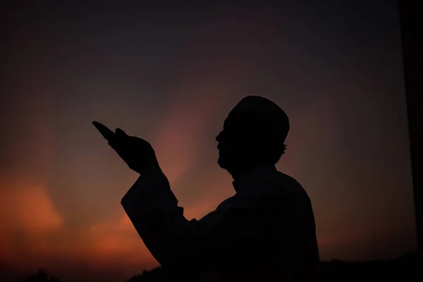 Силует Молодого Азіата Мусліма Який Молиться Заході Сонця Рамадан Святкує — стокове фото