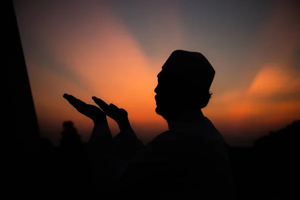 Silhuett Ung Asiatisk Muslim Man Ber Solnedgången Ramadan Festival Koncept — Stockfoto