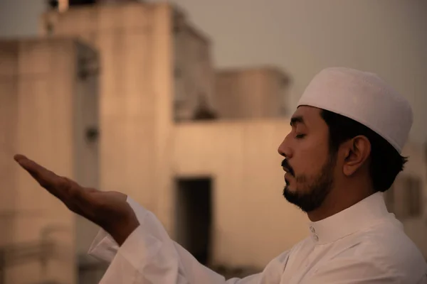 Mladý Asijský Muslim Muž Modlí Při Západu Slunce Ramadán Festival — Stock fotografie