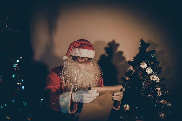 Portrait Des Weihnachtsmannes Liest Papier Und Checkt Den Namen Der — Stockfoto