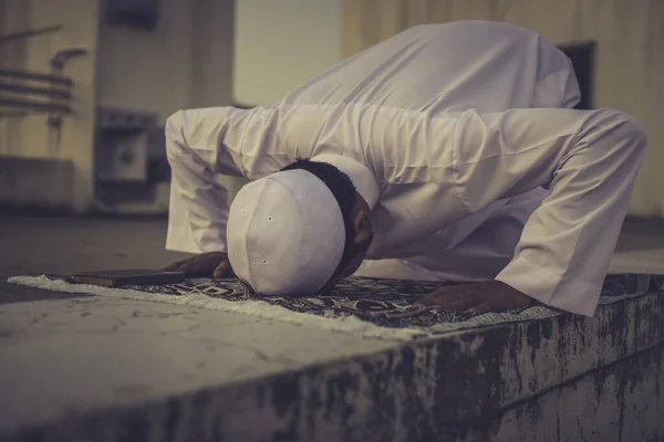 Jovem Asiático Muçulmano Homem Orando Durante Pôr Sol Ramadã Festival — Fotografia de Stock