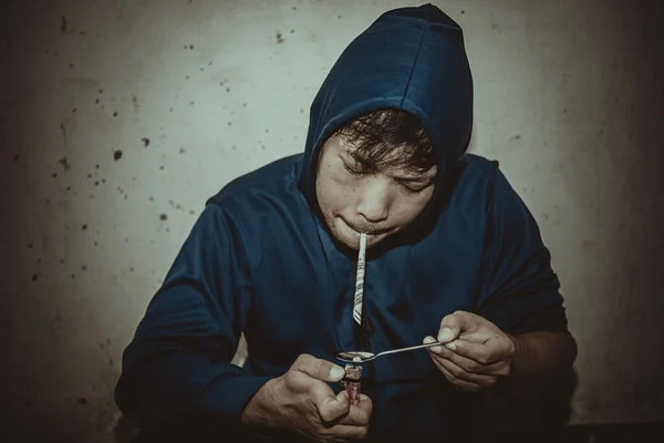 Азиат Наркотической Зависимостью Вводить Героин Свои Вены — стоковое фото