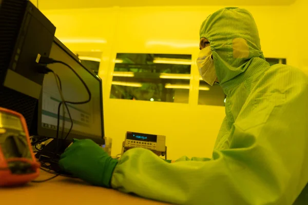 Cientistas Vestindo Roupa Protetora Contra Poeira Trabalhando Laboratório — Fotografia de Stock