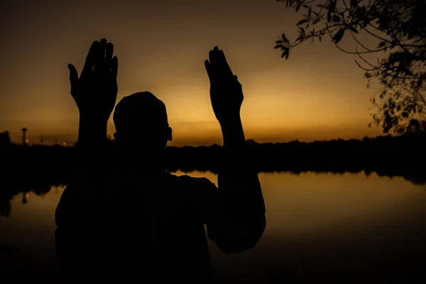 Silhouette Eines Jungen Asiatischen Muslimischen Mannes Beim Sonnenuntergang Konzept Des — Stockfoto