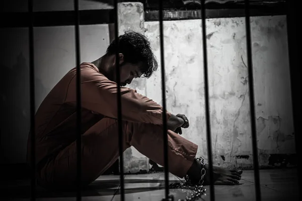 Asiatischer Mann Verzweifelt Eisernen Gefängnis Häftlingskonzept — Stockfoto