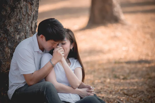 Jovem Asiático Casal Amor Passar Tempo Juntos Floresta — Fotografia de Stock