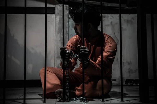 Азиатский Человек Отчаявшийся Железной Тюрьме Концепция Заключенного — стоковое фото