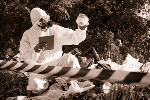 Азіатський Вчений Носить Хімічний Захисний Костюм Перевіряючи Небезпеку Хімічної Роботи — стокове фото