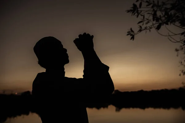 Silhuett Ung Asiatisk Muslim Man Ber Solnedgången Ramadan Festival Koncept — Stockfoto