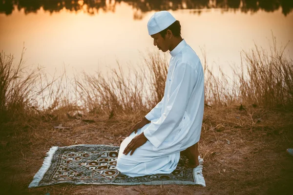 Fiatal Ázsiai Muszlim Férfi Imádkozik Naplemente Alatt Ramadan Fesztivál Koncepció — Stock Fotó
