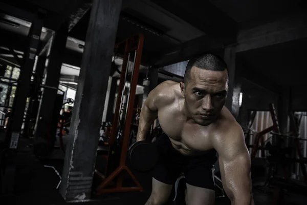 体育館でのアジアの男の大きな筋肉の肖像 体重トレーニング — ストック写真