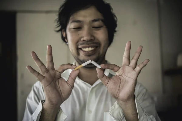 Asiatisk Man Som Handkrossar Cigarett Att Sluta Med Beroendebegreppet — Stockfoto