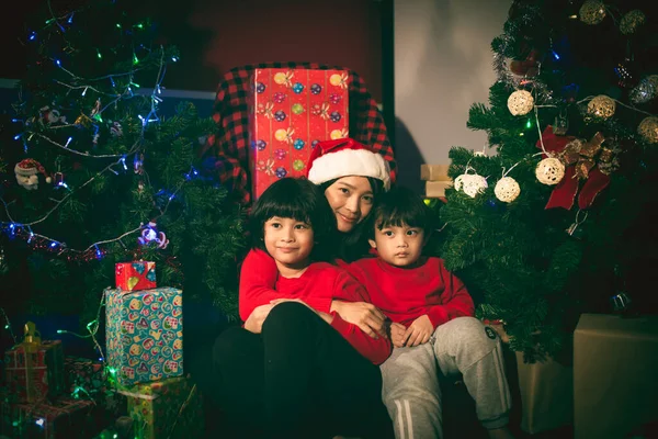 Família Feliz Desfrutando Festival Natal Juntos Casa — Fotografia de Stock