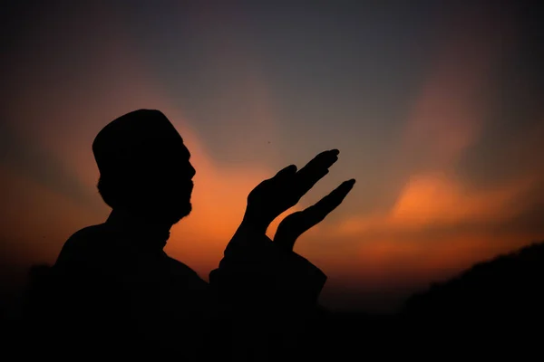 Silhouet Jonge Aziatische Moslim Man Biddend Bij Zonsondergang Ramadan Festival — Stockfoto