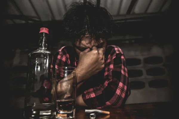 Asiatisk Man Dricker Vodka Ensam Hemma Natten — Stockfoto