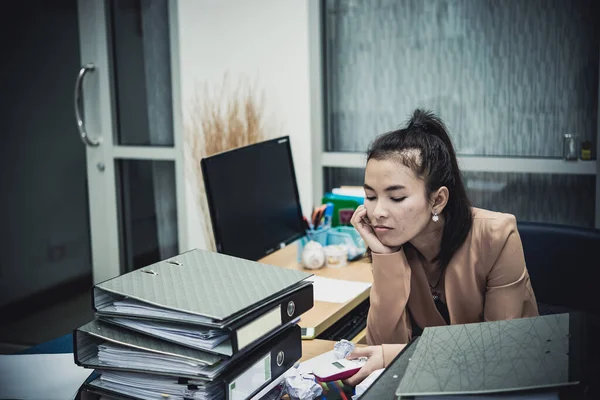 Asiatisk Kvinna Som Arbetar Kontoret Ung Affärskvinna Stressad Från Arbete — Stockfoto