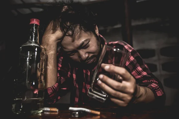 Asiático Homem Beber Vodka Sozinho Casa Noite Tempo — Fotografia de Stock