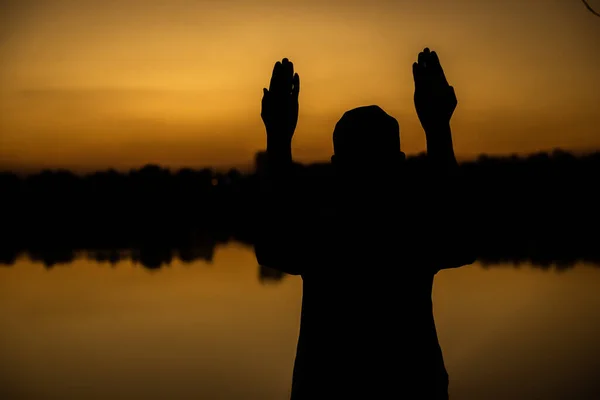 Silhueta Jovem Ásia Muçulmano Homem Orando Por Sol Ramadã Festival — Fotografia de Stock