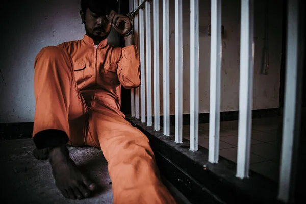 Mãos Homem Desesperado Para Pegar Prisão Ferro Conceito Prisioneiro — Fotografia de Stock