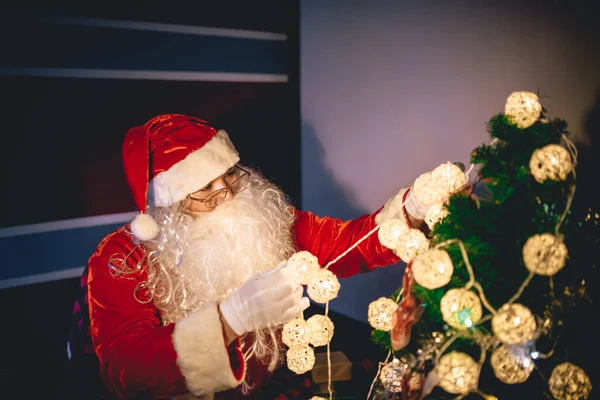 Retrato Santa Cláusula Decorar Árbol Navidad Casa —  Fotos de Stock