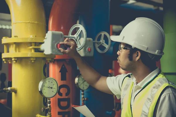 Ingeniero Asiático Trabajando Sala Operaciones Trabajó Con Diligencia Paciencia — Foto de Stock