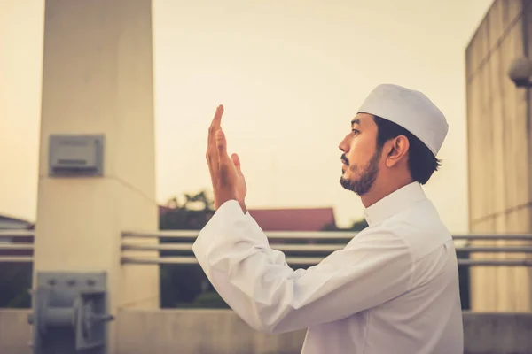 Jovem Asiático Muçulmano Homem Orando Durante Pôr Sol Ramadã Festival — Fotografia de Stock