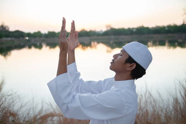 Joven Asiático Musulmán Orando Durante Puesta Del Sol Ramadán Festival —  Fotos de Stock