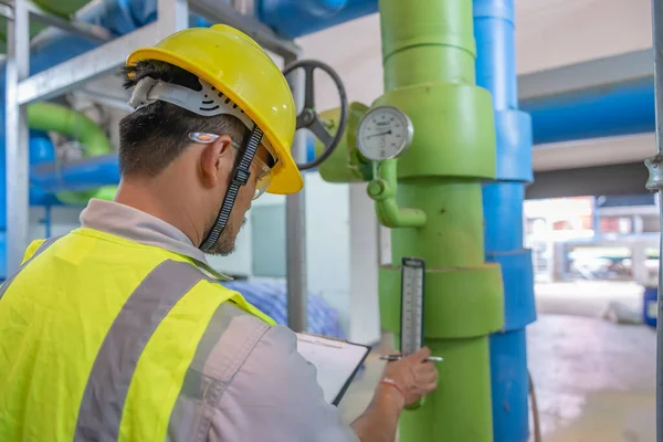 Ingeniero Asiático Que Usa Gafas Que Trabajan Sala Calderas Comprobación — Foto de Stock