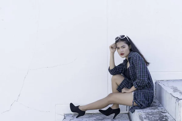 Porträt Der Schönen Asiatischen Frau Hipster Mädchen Auf Der Treppe — Stockfoto
