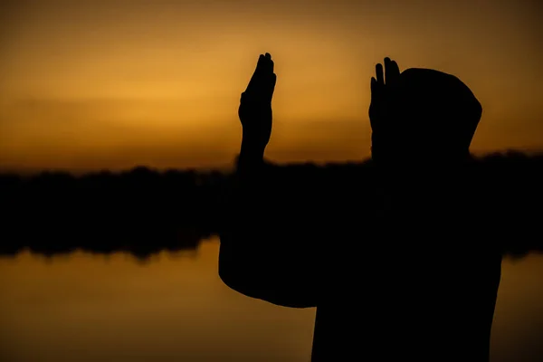 Silueta Mladého Asijského Muslima Modlícího Při Západu Slunce Koncepce Ramadan — Stock fotografie