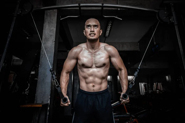 Portret Van Aziatische Man Grote Spier Sportschool Lichaamsgewicht Training — Stockfoto