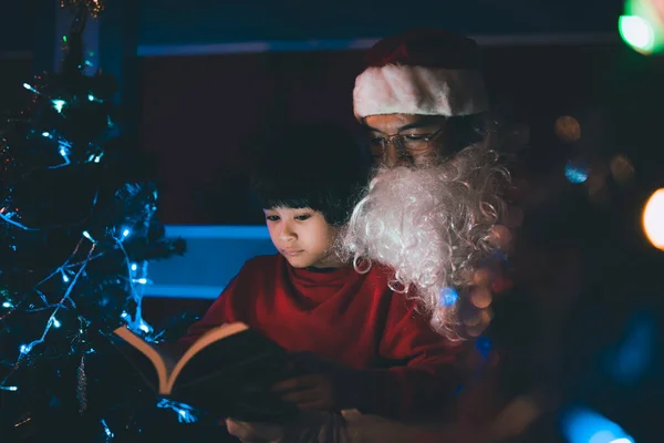 Kerstman Clausule Voorlezen Verhaal Voor Kind Kerstfeest Thuis — Stockfoto