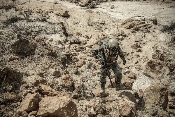 砂漠での戦争における特殊部隊の兵士 — ストック写真