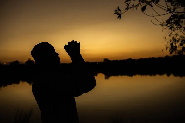 Silhouette Eines Jungen Asiatischen Muslimischen Mannes Beim Sonnenuntergang Konzept Des — Stockfoto