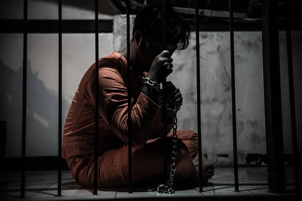 Азиатский Человек Отчаявшийся Железной Тюрьме Концепция Заключенного — стоковое фото
