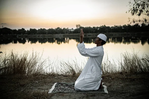 Ung Asiatisk Muslim Man Ber Solnedgången Ramadan Festival Koncept — Stockfoto