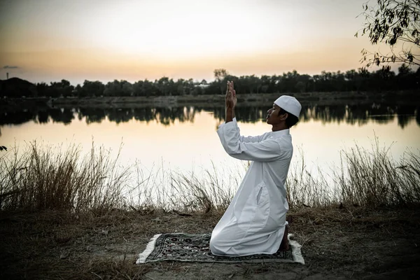 Jonge Aziatische Moslim Man Biddend Tijdens Zonsondergang Ramadan Festival Concept — Stockfoto