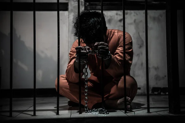 Hombre Asiático Desesperado Prisión Hierro Concepto Prisionero —  Fotos de Stock