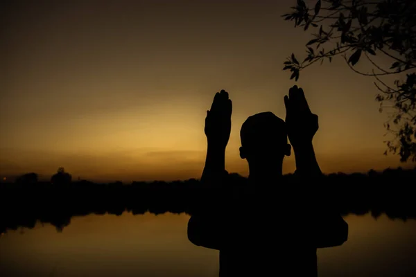 Silhouette Giovane Uomo Musulmano Asiatico Che Prega Tramonto Concetto Festival — Foto Stock