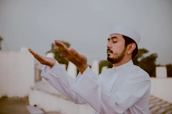 Giovane Uomo Musulmano Asiatico Che Prega Durante Tramonto Concetto Festival — Foto Stock
