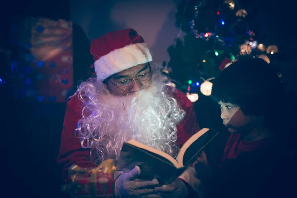 Kerstman Clausule Voorlezen Verhaal Voor Kind Kerstfeest Thuis — Stockfoto