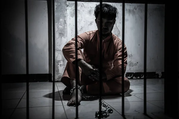 Demir Hapishanede Çaresiz Asyalı Adam Mahkum Konsepti — Stok fotoğraf