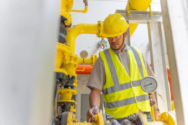 Ingeniero Asiático Que Usa Gafas Que Trabajan Sala Calderas Comprobación — Foto de Stock