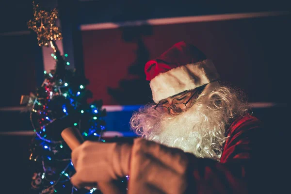 산타에 조항의 그림읽기 어린이들에게 선물을 보내기 목록의 — 스톡 사진