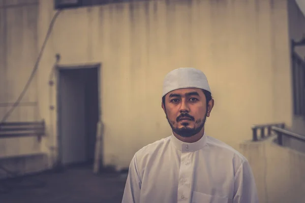 Jovem Asiático Muçulmano Homem Orando Durante Pôr Sol Ramadã Festival — Fotografia de Stock